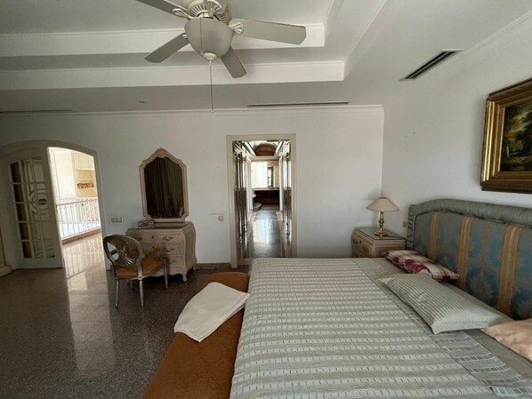 4 habitaciones, tabla de planchar con plancha, wifi y ropa de cama 