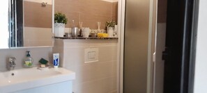 Douche, sèche-cheveux, serviettes fournies