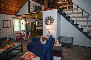 Smart TV, fireplace, books, music library - Fantastic Farmhouse with all the old world charm and modern amenities. Close to Murphy and Casino (Marble)