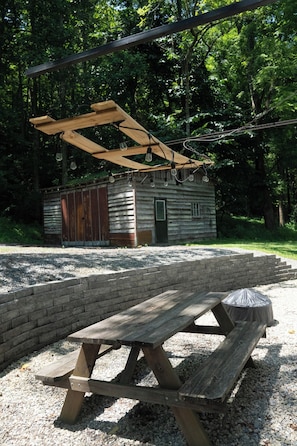 Outdoor dining - Fantastic Farmhouse with all the old world charm and modern amenities. Close to Murphy and Casino (Marble)