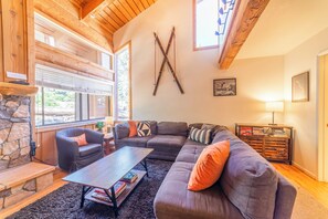 Smart TV, fireplace, video games - Ski-In Ski-Out, Walk to Canyon Lodge & Gondola 579 (Mammoth Lakes)