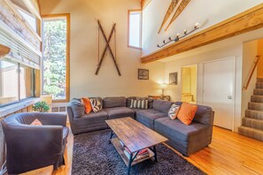 Een smart-tv, een open haard en videogames