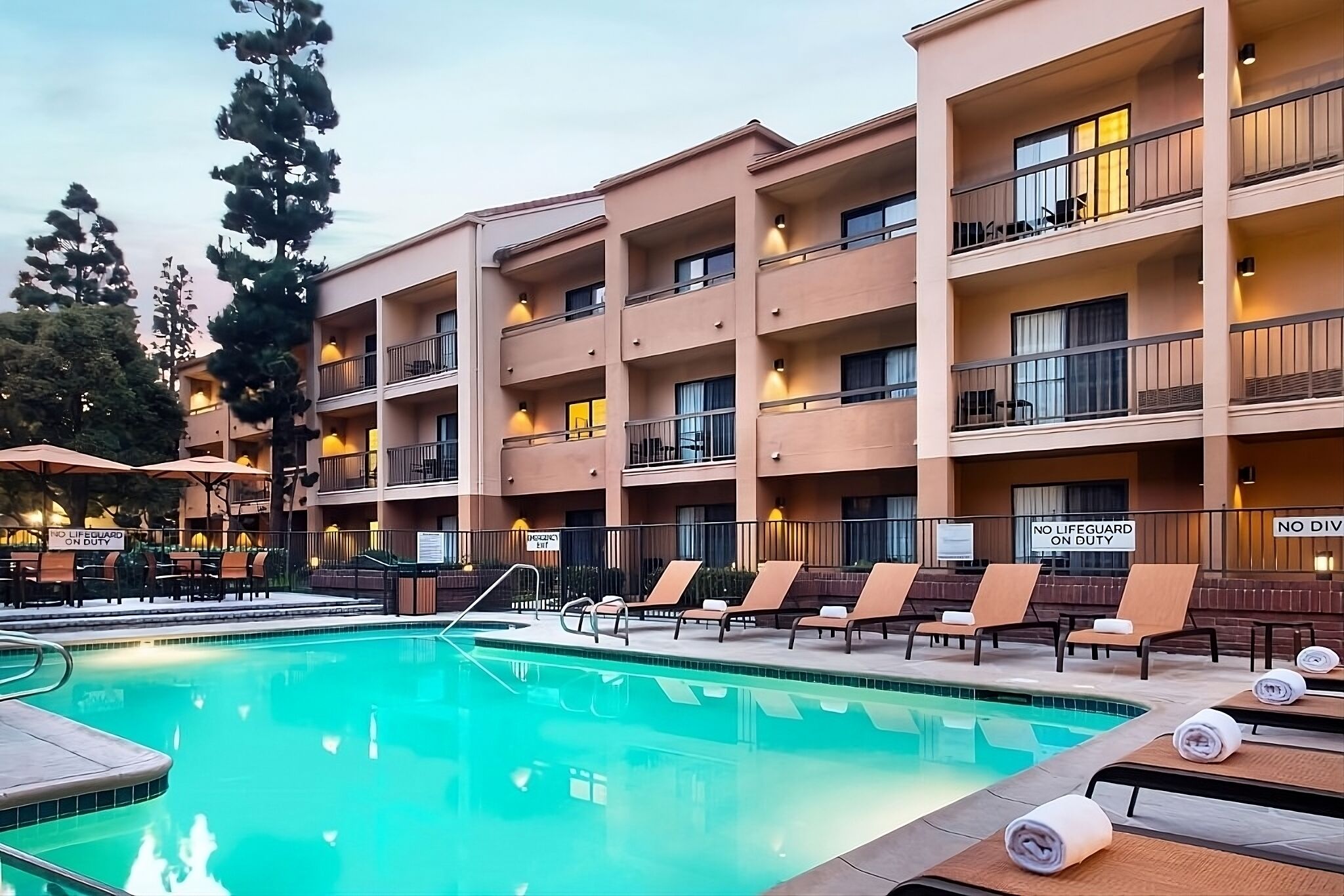 Always a Great Idea To Unwind! Close to El Segundo Beach, Pets are Allowed