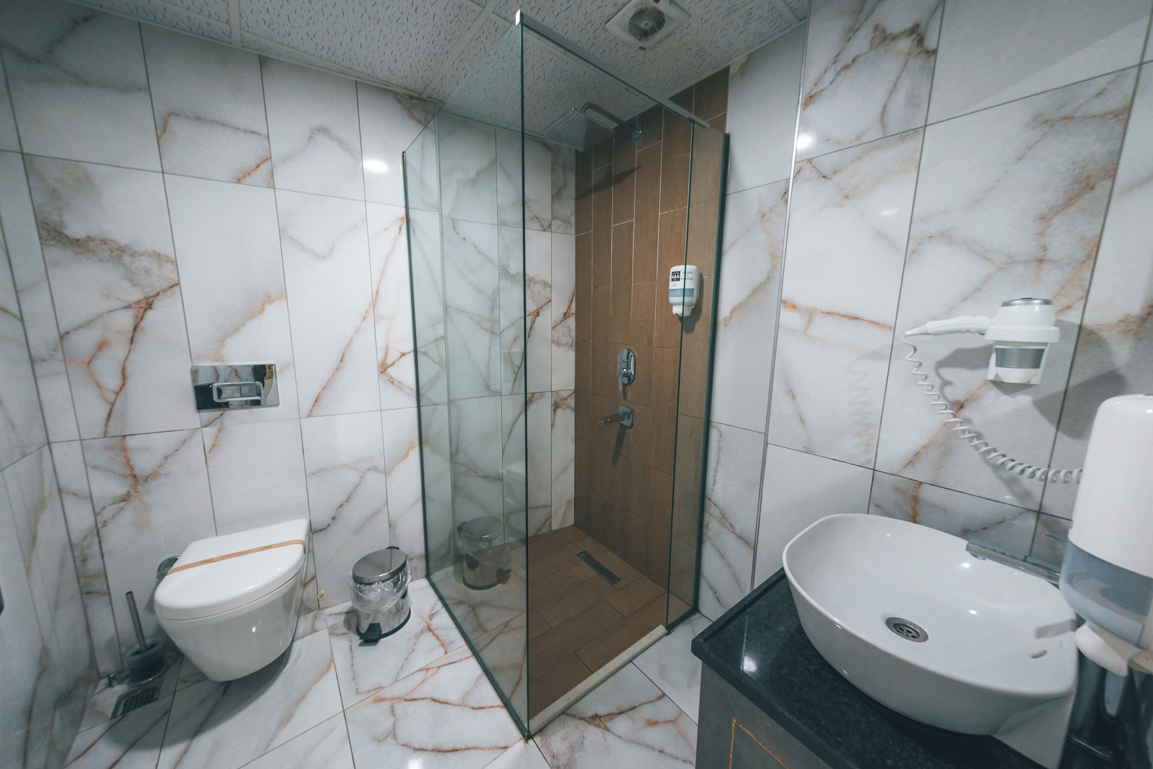 ไดร์เป่าผม, รองเท้าสวมภายในห้อง, ผ้าเช็ดตัว