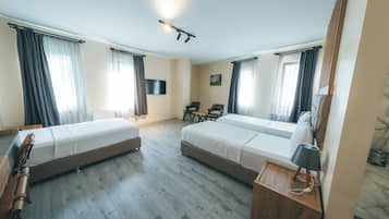 1 bedroom, desk, laptop workspace, soundproofing