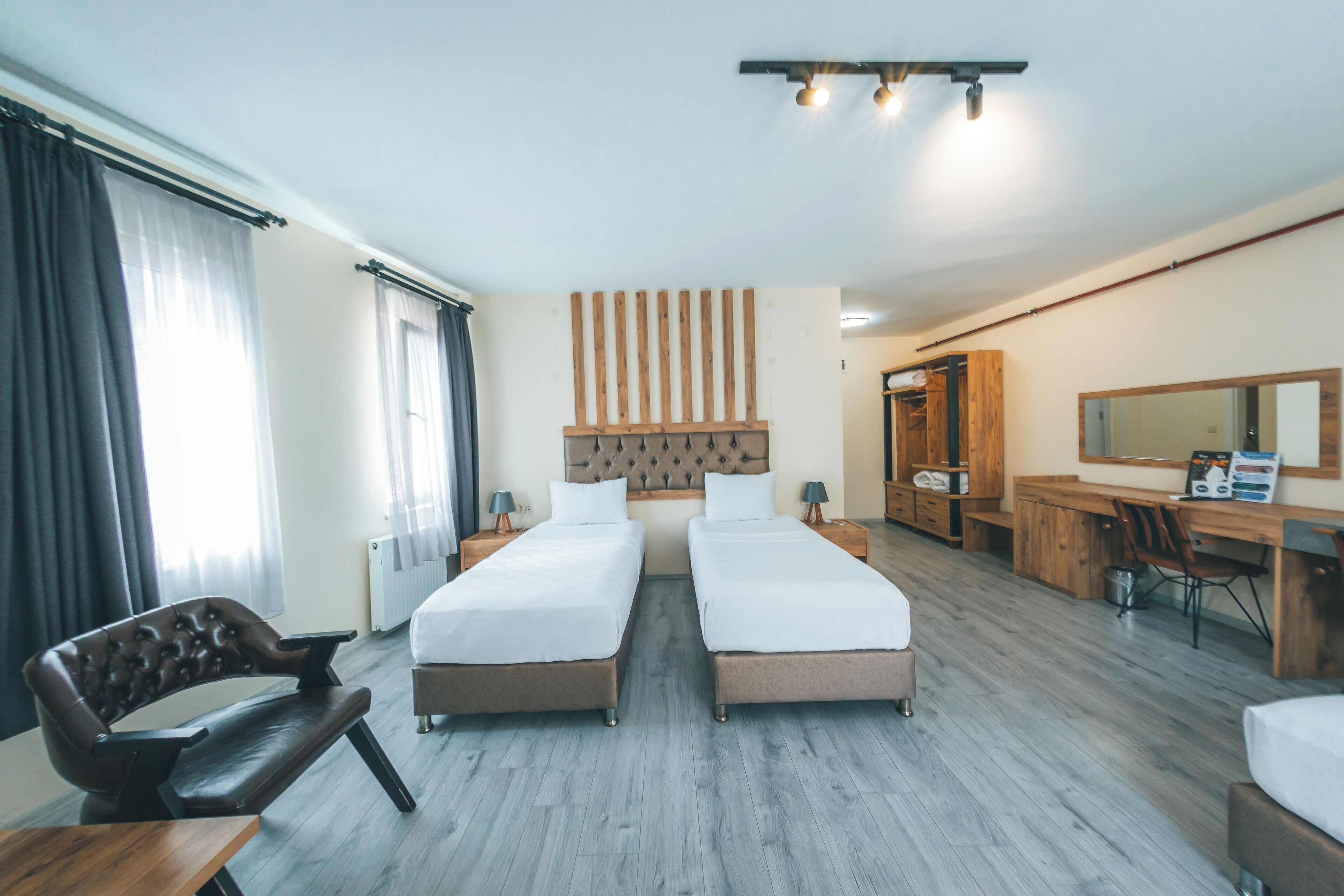 Twin Room | Desk, laptop workspace, soundproofing, iron/ironing board
