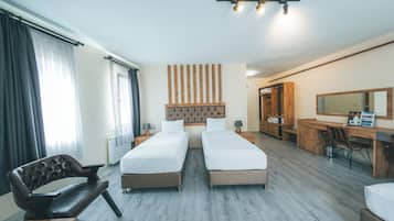 Twin Room | Desk, laptop workspace, soundproofing, iron/ironing board