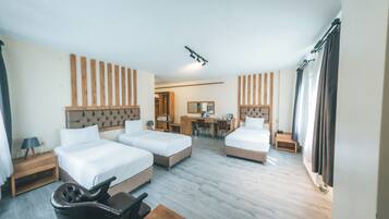 Zweibettzimmer | Schreibtisch, laptopgeeigneter Arbeitsplatz, schallisolierte Zimmer