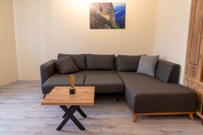 Escritorio y espacio para trabajar con laptop 