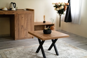 Escritorio y espacio para trabajar con laptop