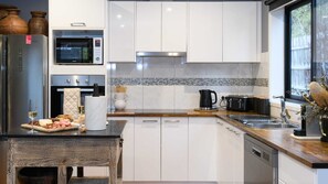 Réfrigérateur, four à micro-ondes, un four, surface de cuisson