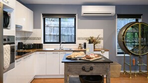 Réfrigérateur, four à micro-ondes, un four, surface de cuisson