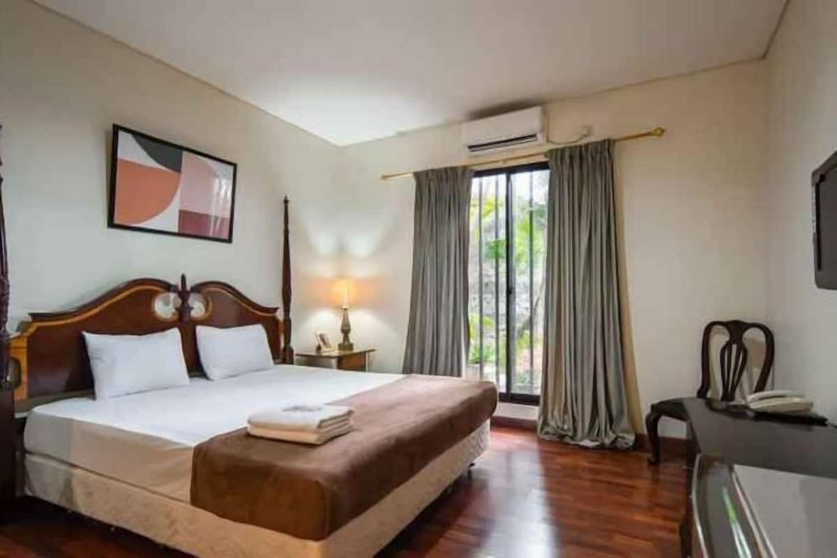 Desk, laptop workspace, free WiFi, bed sheets