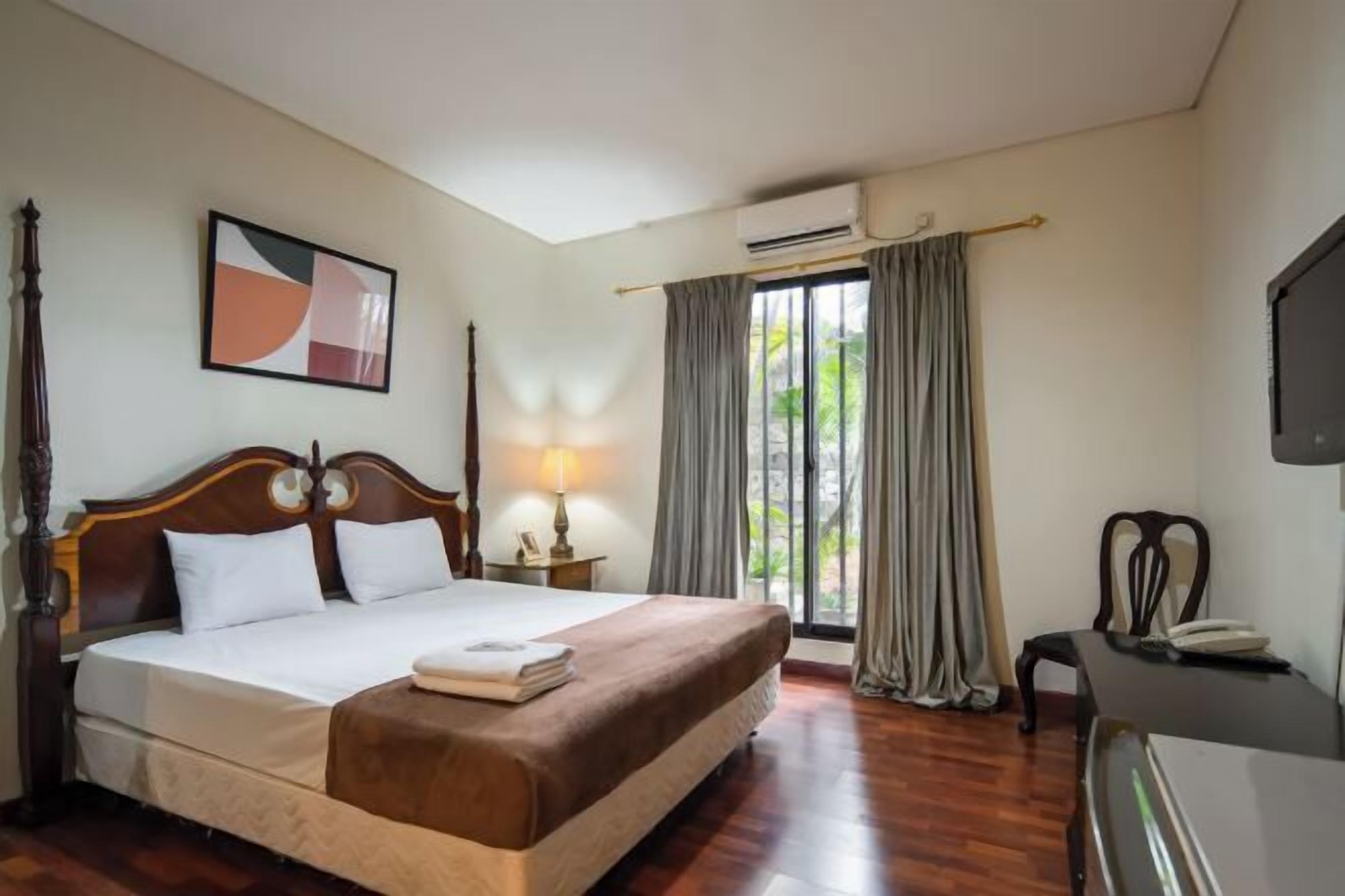 Skrivebord, skrivebord for bærbar PC, wi-fi (inkludert) og sengetøy