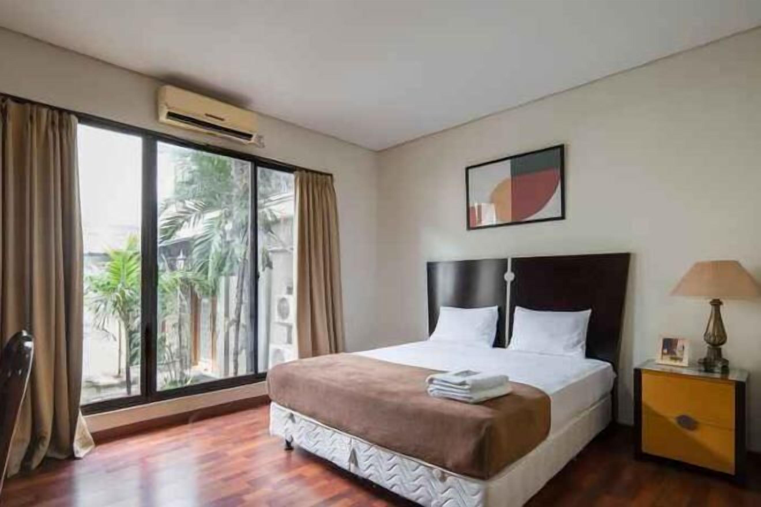 办公桌、笔记本电脑工作区、免费 WiFi、床单