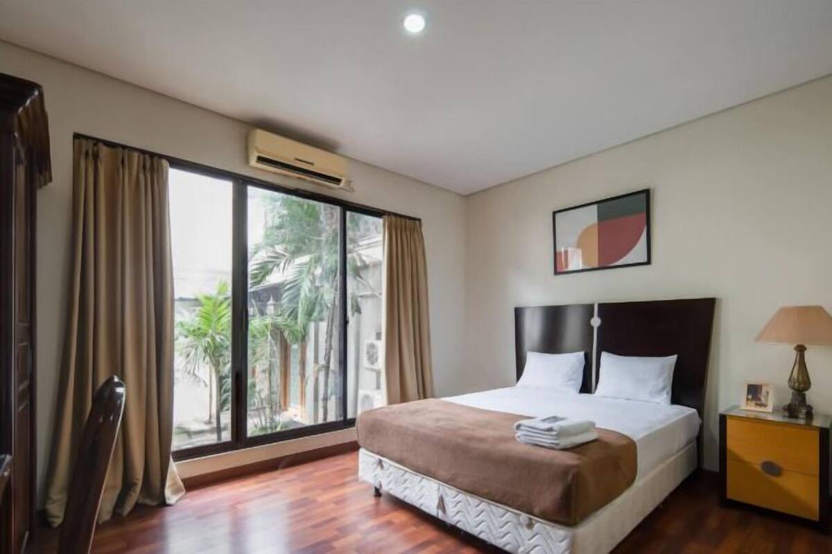 Skrivebord, skrivebord for bærbar PC, wi-fi (inkludert) og sengetøy