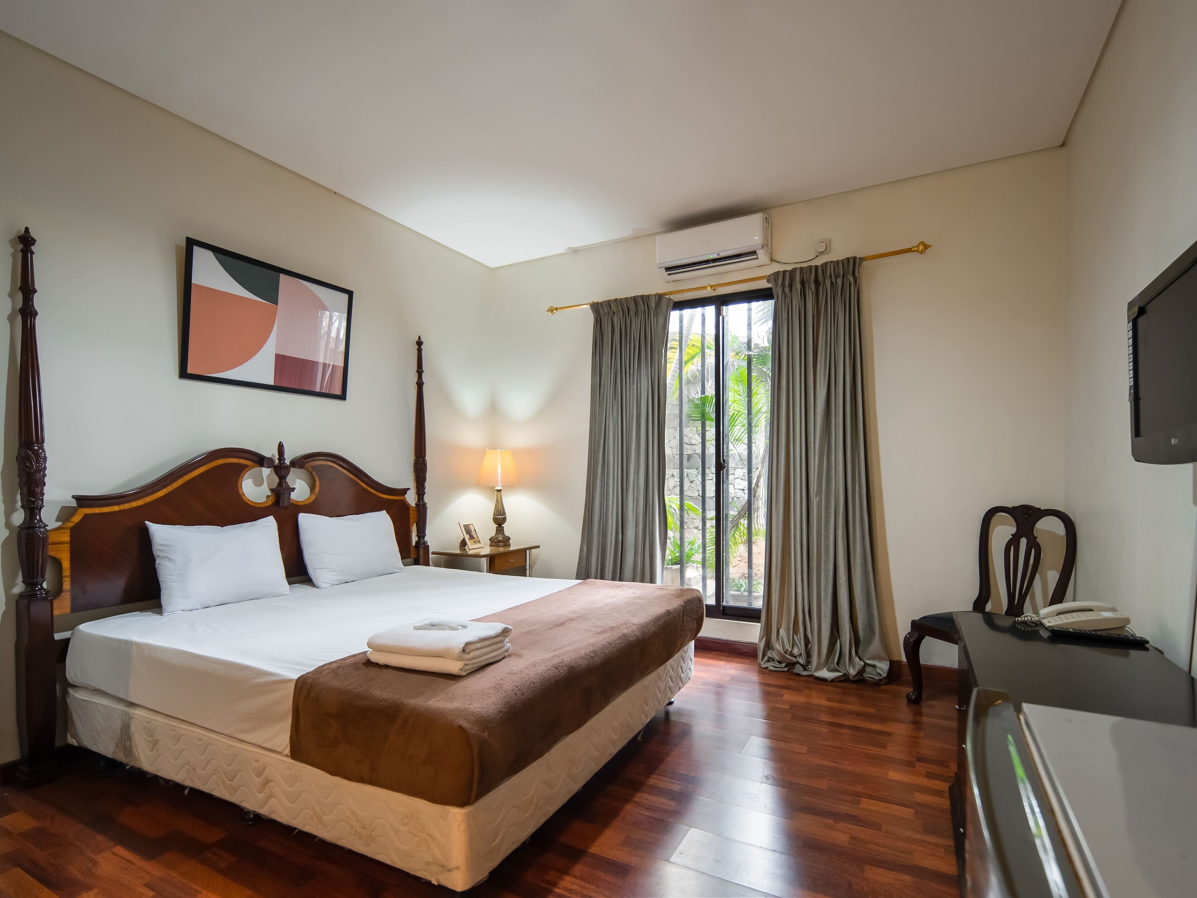 Premium Room, 1 Queen Bed | Desk, laptop workspace, free WiFi, bed sheets