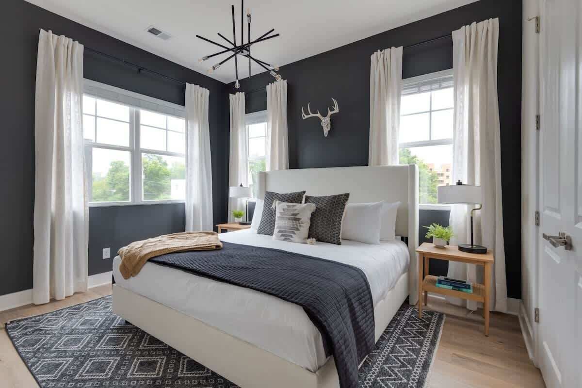 4 soverom, skrivebord, strykejern/-brett og reiseseng for barn