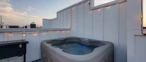 Banyera d'hidromassatge a l'aire lliure