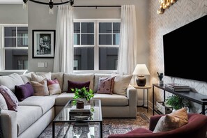 Una Smart TV, una oficina