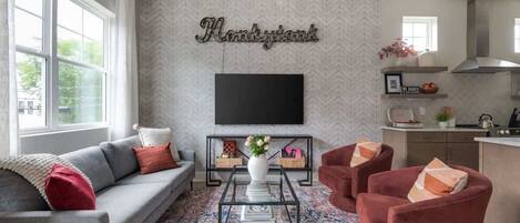 TV connectée, livres, espaces bureaux