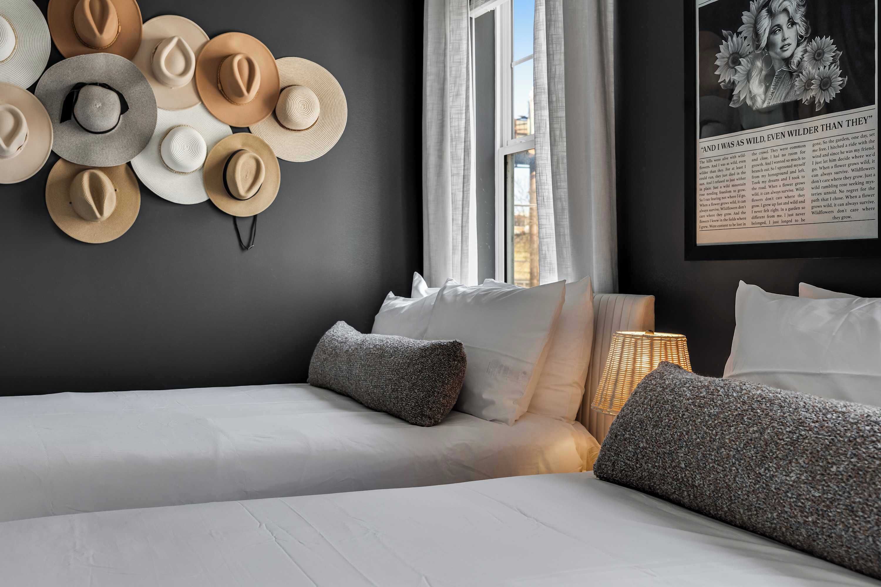 4 間睡房、書桌、熨斗/熨衫板、可攜式嬰兒床