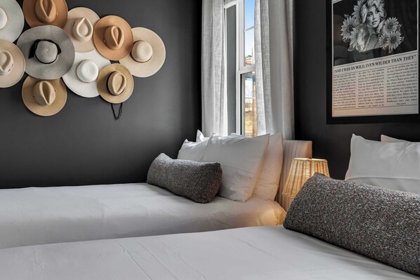 4 室のベッドルーム、デスク、アイロン / アイロン台、旅行用ベビーベッド