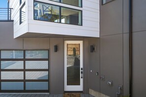 Exterior detail - Perch - View Ridge Guest Suite: Cozy 1BR ADU Retreat (Seattle)