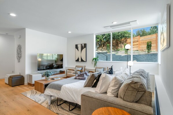 1 bedroom, free WiFi, bed sheets - Perch - View Ridge Guest Suite: Cozy 1BR ADU Retreat (Seattle)