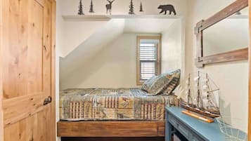 2 bedrooms, desk, iron/ironing board, WiFi