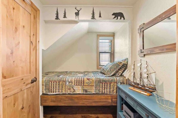 2 bedrooms, desk, iron/ironing board, WiFi