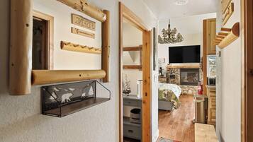 2 bedrooms, desk, iron/ironing board, WiFi