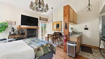 2 bedrooms, desk, iron/ironing board, WiFi