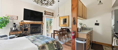 2 bedrooms, desk, iron/ironing board, WiFi