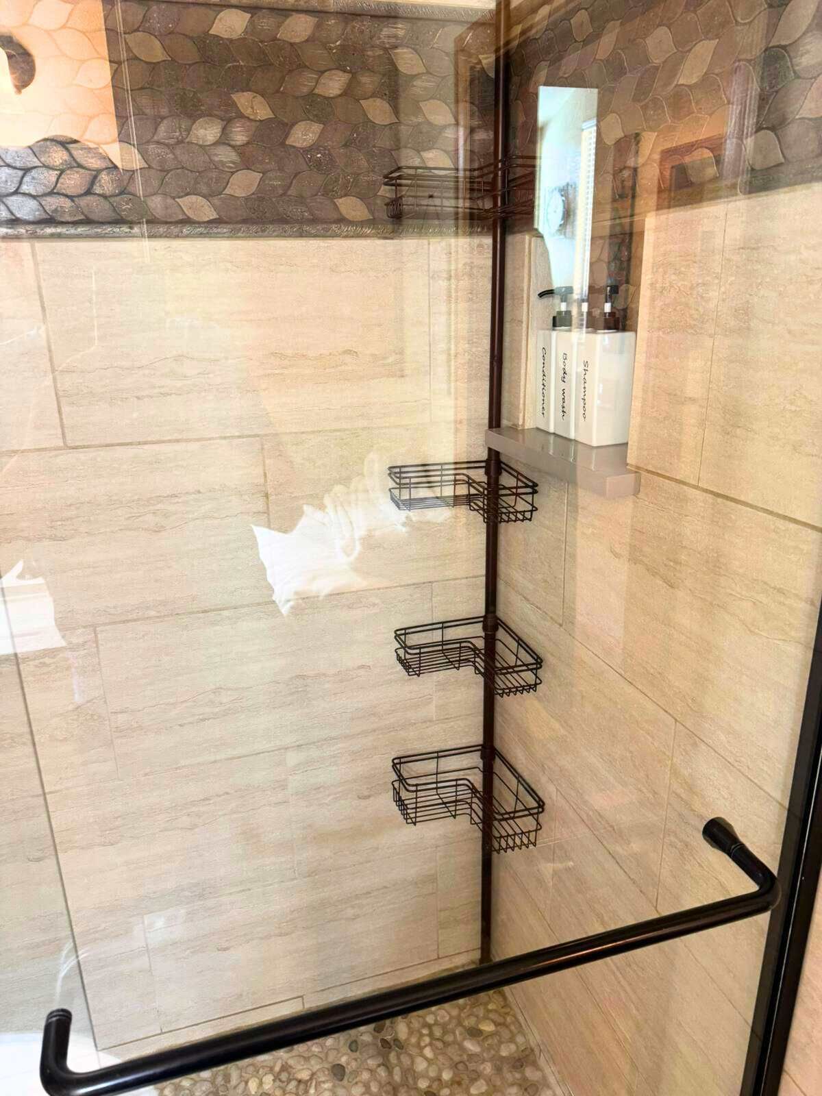 Douche, séchoir à cheveux, serviettes fournies, shampooing