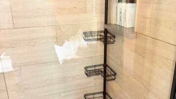Douche, séchoir à cheveux, serviettes fournies, shampooing