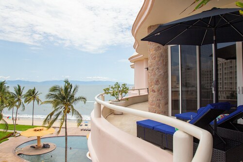 Gorgeous Two-Story Penthouse Private Community on the Beach!