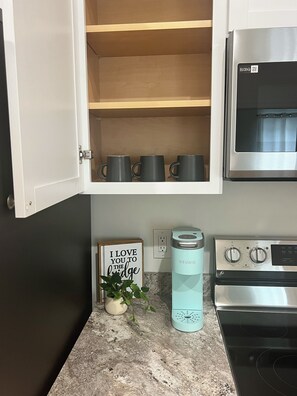 Fridge, microwave, oven, stovetop - Sleeps 8! Foosball+Arcade, Private Courtyard, Parking, Washer+Dryer. Great home! (Harrisburg)