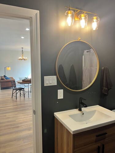 Sleeps 8! Foosball+Arcade, Private Courtyard, Parking, Washer+Dryer. Great home!