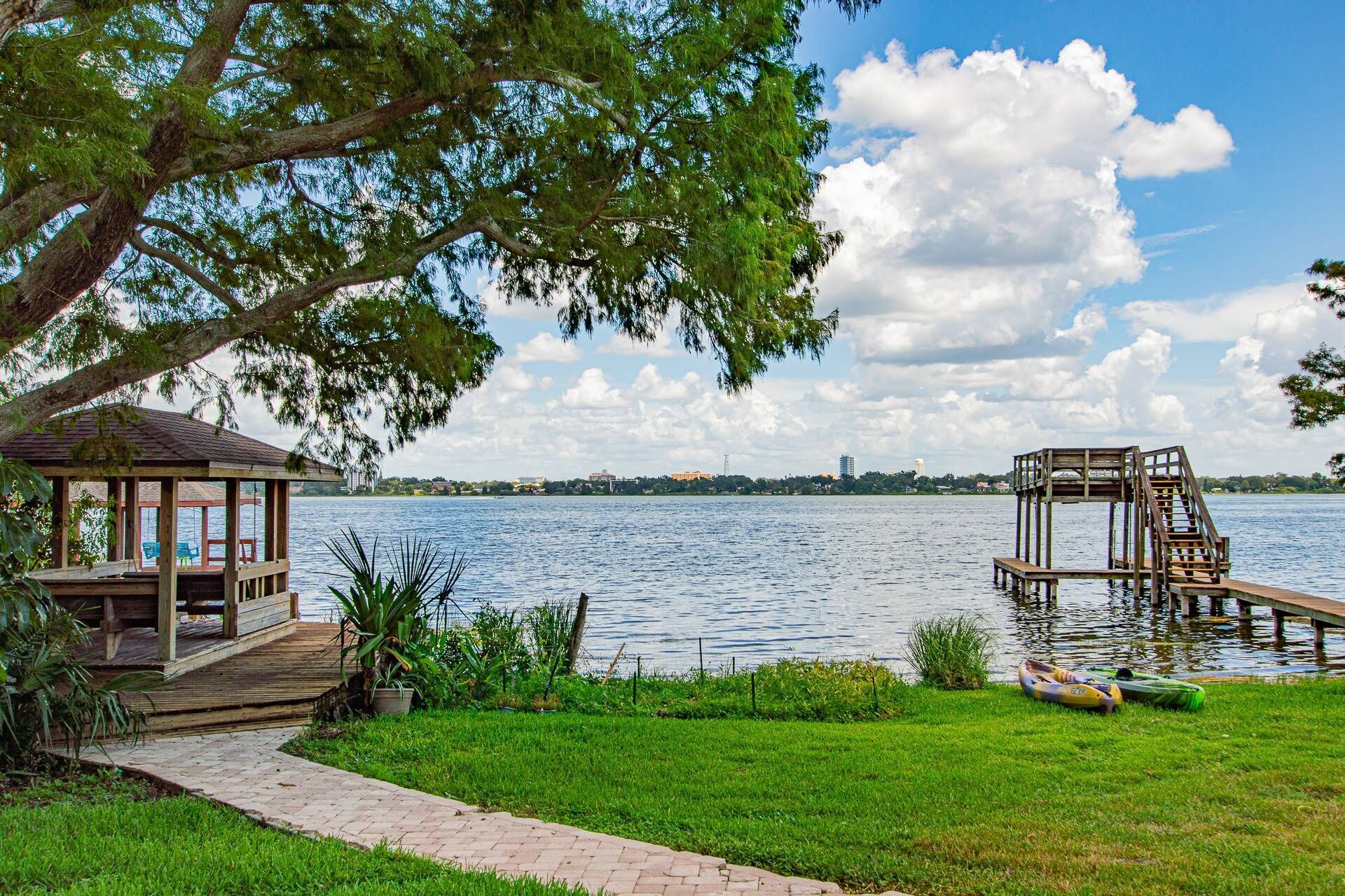 Cozy 1 BR Apt on Lake Howard with Lanai Patio, Dock & Kayaks
