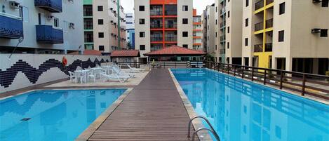 Apartemen | Kolam renang | 2 kolam renang outdoor, dengan kursi berjemur