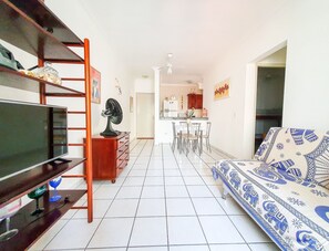 Apartamento tradicional | Área de estar | TV de tela plana