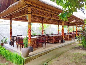 Tempat makan outdoor
