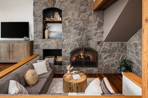 Fernseher, Kamin, Tischfußball, Tischtennisplatte