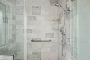 Badewanne, Haartrockner, Handtücher, Shampoo