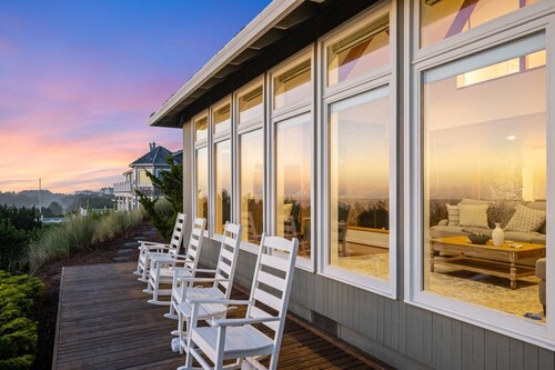 Breathtaking Panoramic Ocean and Views on Gearhart Golf Links, Huge Deck, Game Room, Fire Table