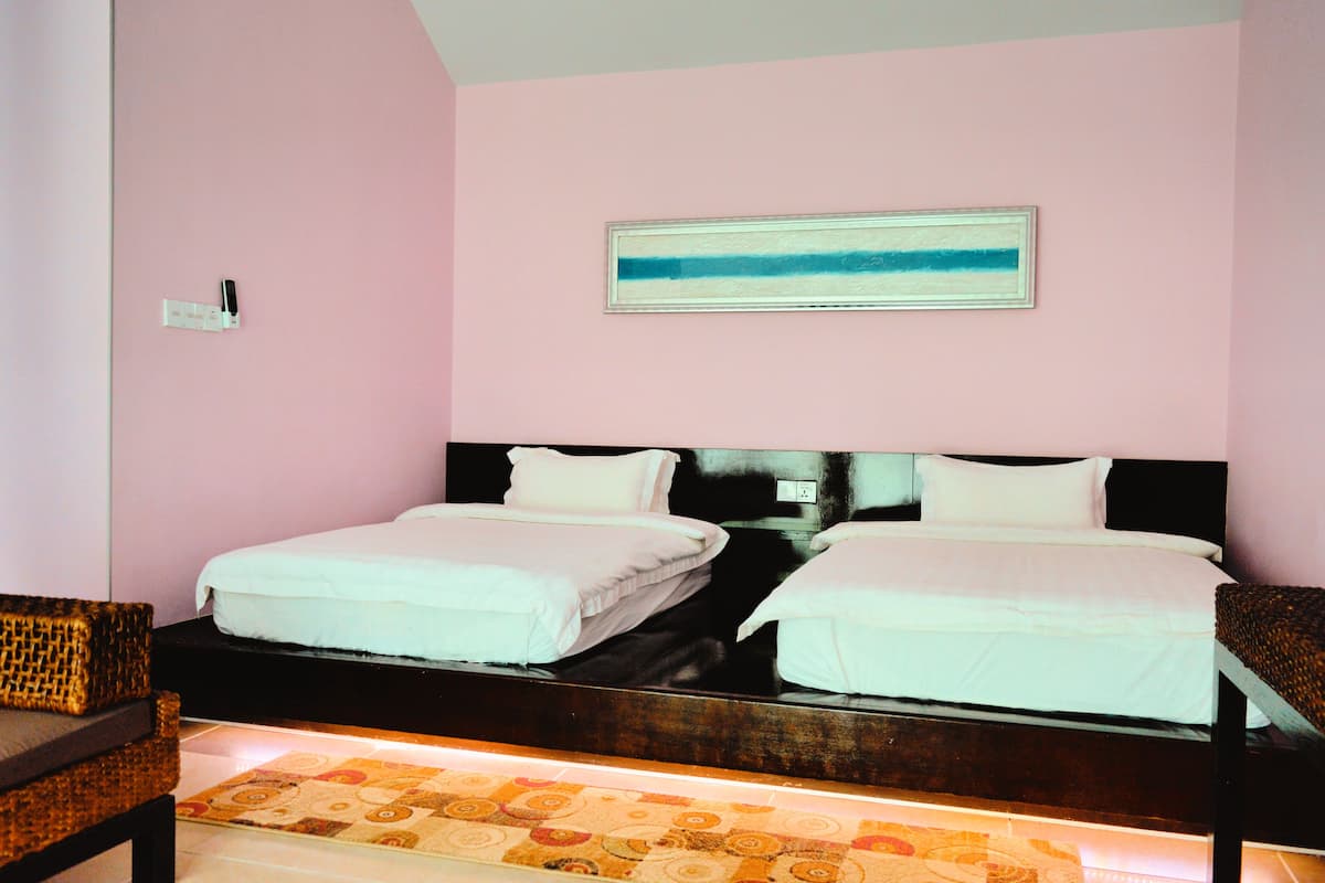 Deluxe Twin Room | Peti besi dalam bilik, meja, ruang kerja komputer riba