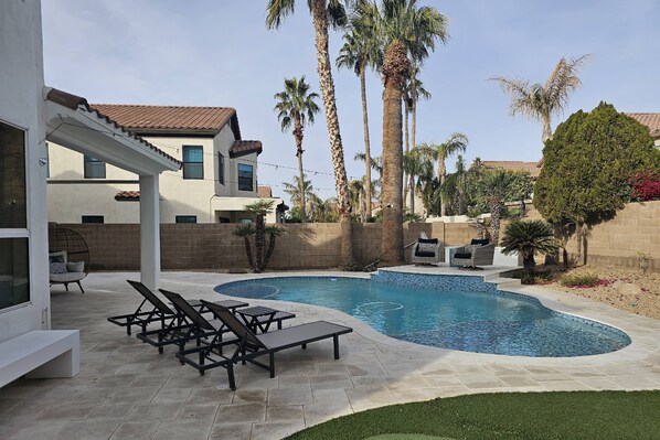 حمّام سباحة مُدفَّأ