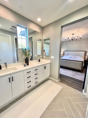 3 Schlafzimmer, Schreibtisch, Bügeleisen/Bügelbrett, WLAN