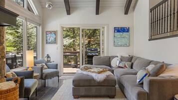 Televisión, chimenea, estéreo